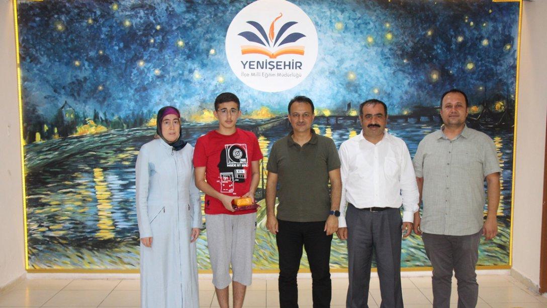 İlçe Müdürümüz  LGS'de Derece Yapan Dr. Kamil Tarhan Ortaokulu Öğrencimizi Ödüllendirdi