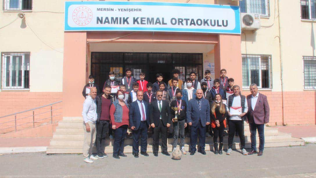 İlçe Müdürümüz M. Necmeddin DİNÇ, Namık Kemal Ortaokulu Yıldızlar Futbol Takımına kupa ve madalya takdim etti.