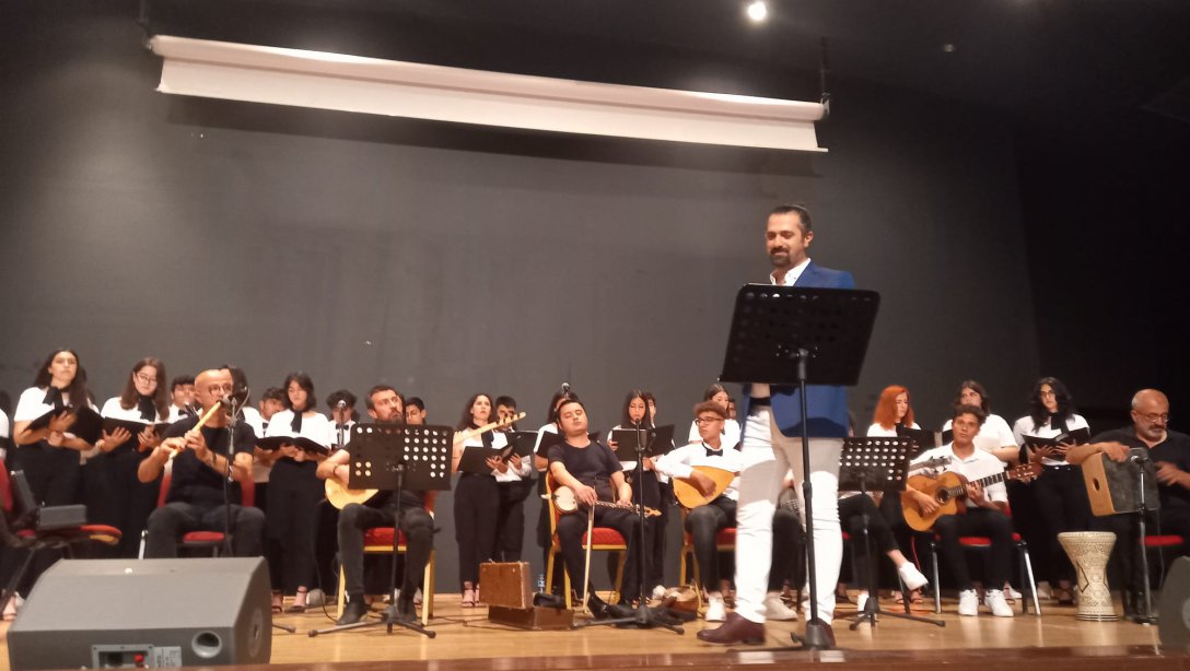 İlçe Milli Eğitim Şube Müdürümüz Mersin Mehmet Adnan Özçelik Anadolu Lisesi Bir Renkten Bir Sesten Yıl Sonu Sergisi ve Yıl Sonu Konserinde