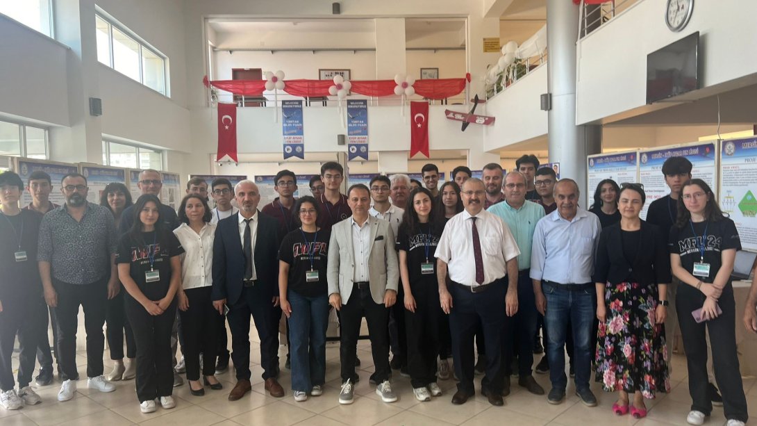 İlçe Müdürümüz Katılımıyla Eyüp Aygar Fen Lisesi 4006 TÜBİTAK Bilim Fuarı ve 19 Mayıs Atatürk'ü Anma Gençlik ve Spor Bayramı kapsamında Gençlik Şöleni düzenlendi.