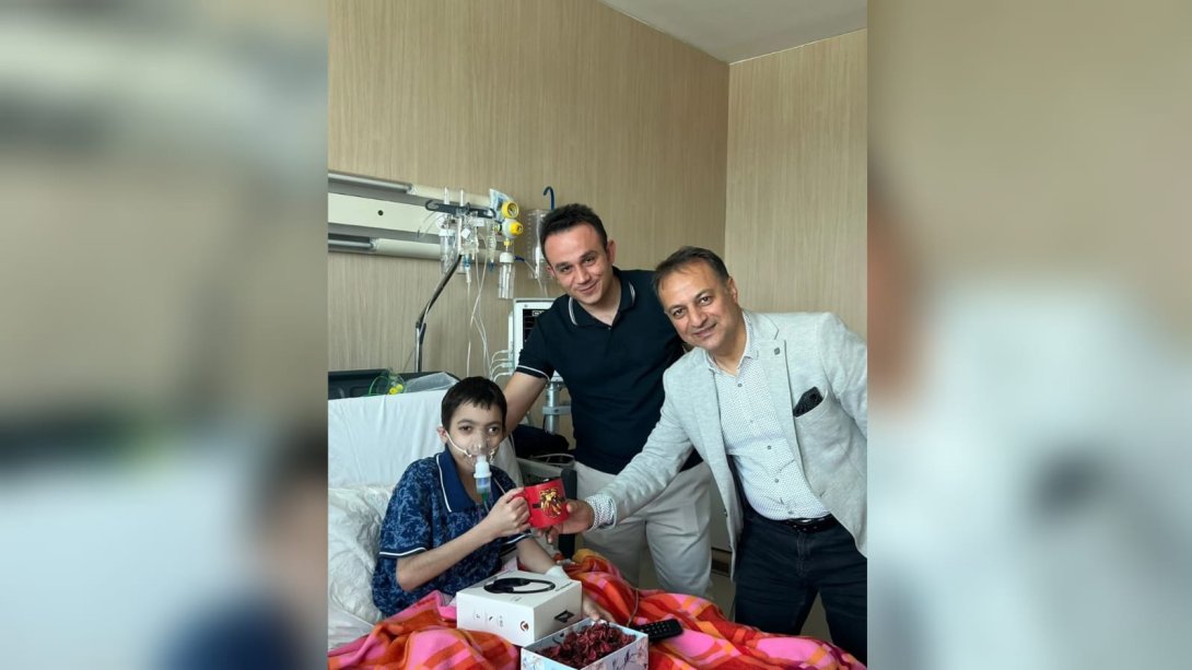 İlçe Milli Eğitim Müdürümüz Mehmet Necmeddin DİNÇ, hastanede tedavi gören evde eğitim öğrencimiz Eymen'i ziyaret etti.