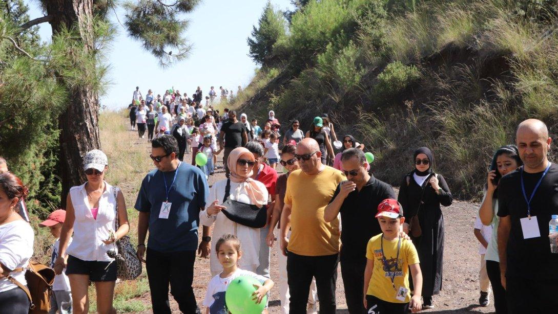 İl Millî Eğitim Müdürü Fazilet Durmuş, İlçe Müdürümüz M. Necmeddin DİNÇ ile birlikte okula yeni başlayan öğrencilerimiz için uyum haftası etkinlikleri kapsamında düzenlenen doğa yürüyüşüne katıldı.