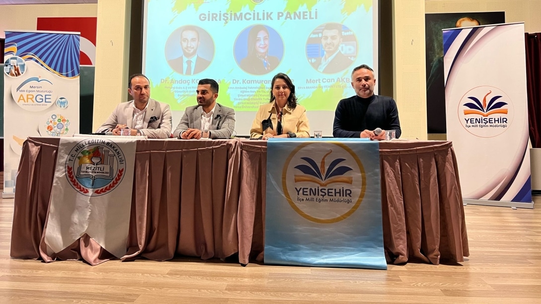 GENÇ AR-GE kapsamında gerçekleştirilen Fikir Otobüsü, Şehit Kübra Doğanay Kız Anadolu İmam Hatip Lisesi Konferans Salonu'nda yapıldı