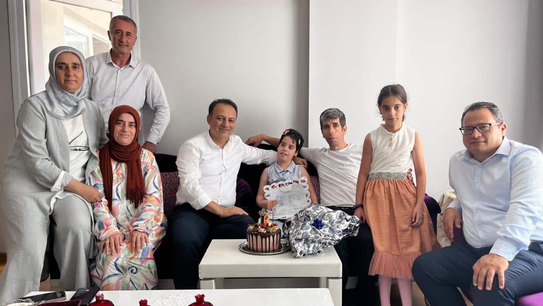 İlçe Müdürümüzden Evde Eğitim Alan Öğrencimize Karne Ziyareti